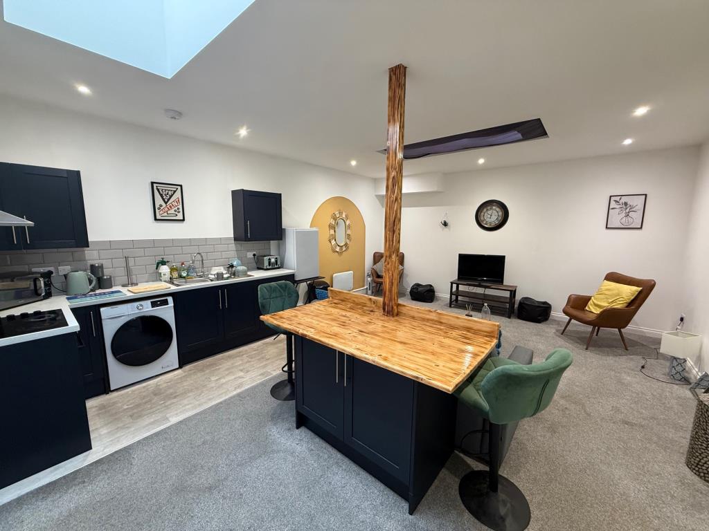 Lot: 100 - FREEHOLD MIXED COMMERCIAL AND RESIDENTIAL INVESTMENT - living room and kitchen